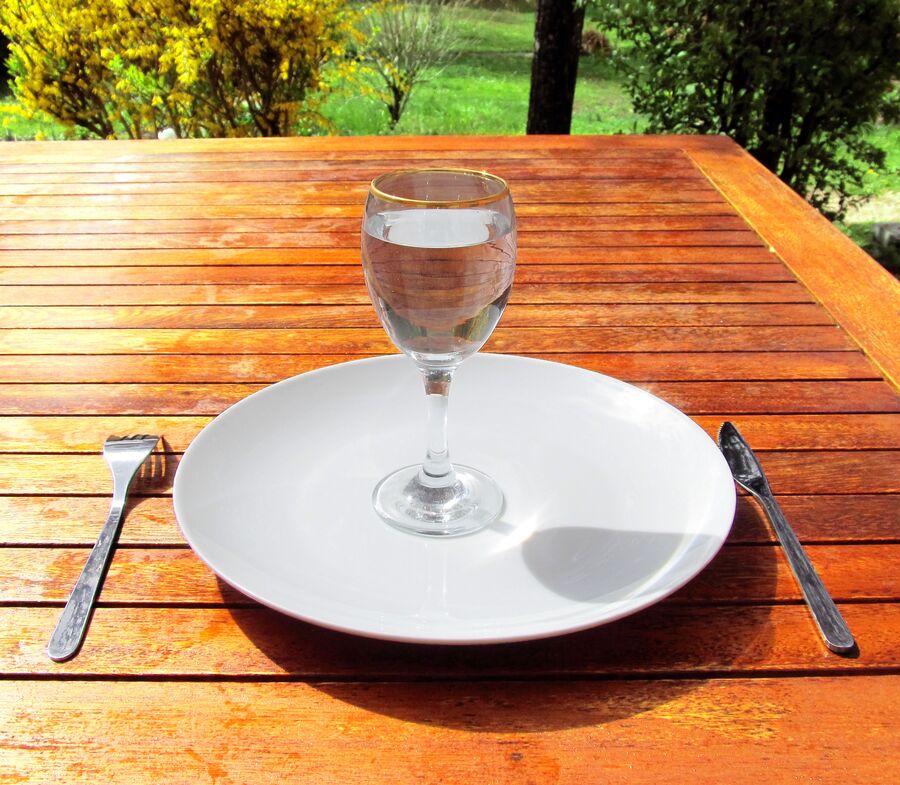 Vaso de agua servido sobre un plato