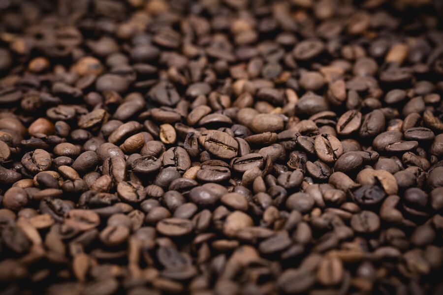 Granos de café tostado vistos de cerca