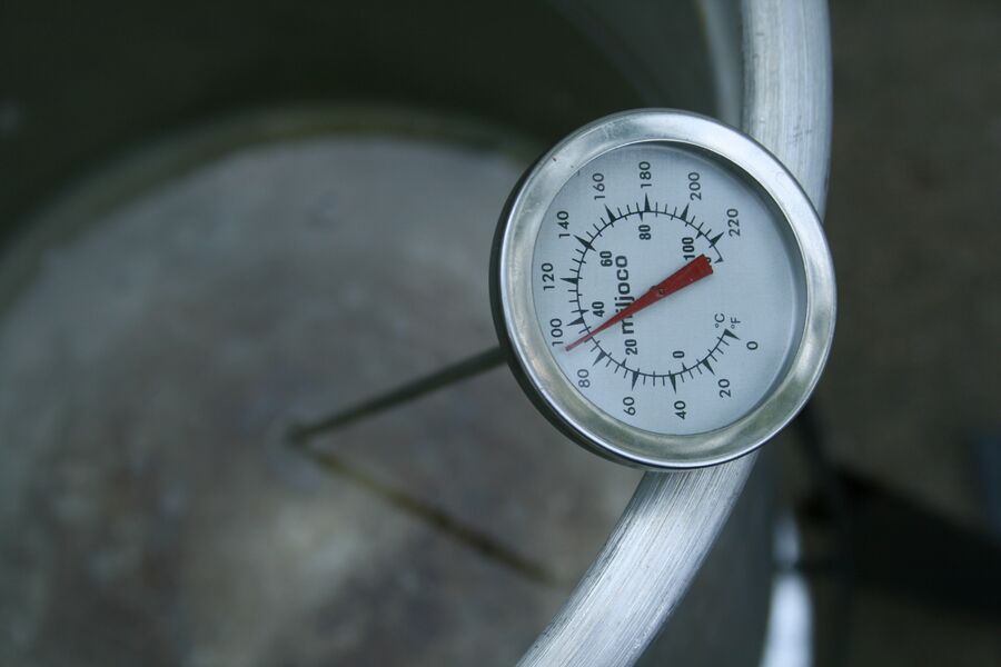 Termómetro midiendo temperatura