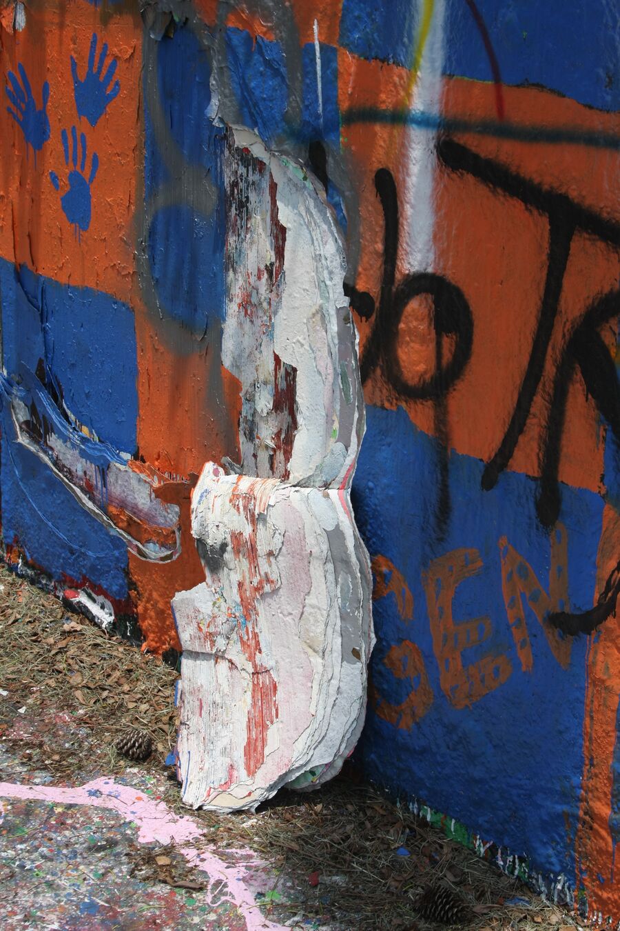 Pintura de pared descascarillada y levantada