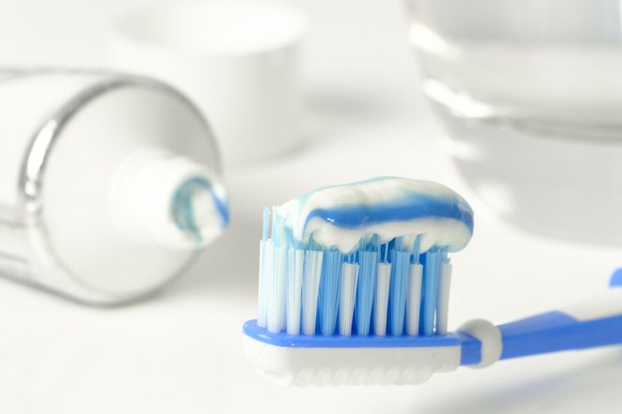 Cepillos de dientes de distintos tipos alineados