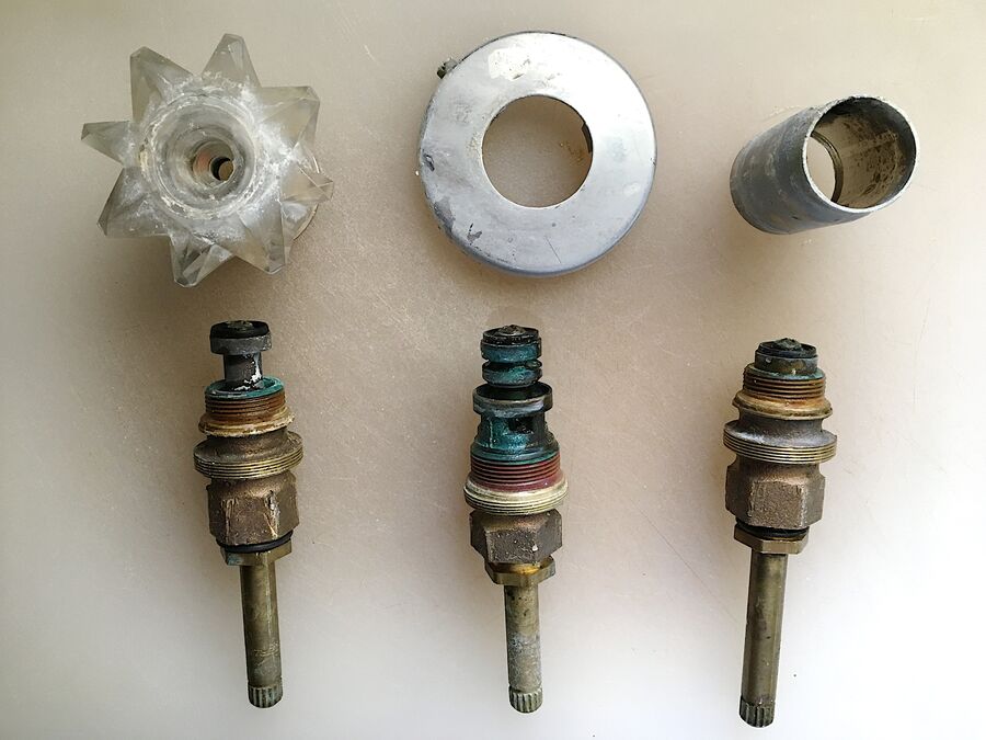Cartuchos de grifo monomando sobre una superficie