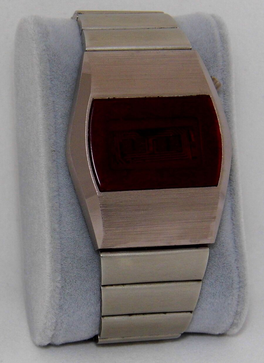 Reloj de cuarzo antiguo con pantalla electrónica
