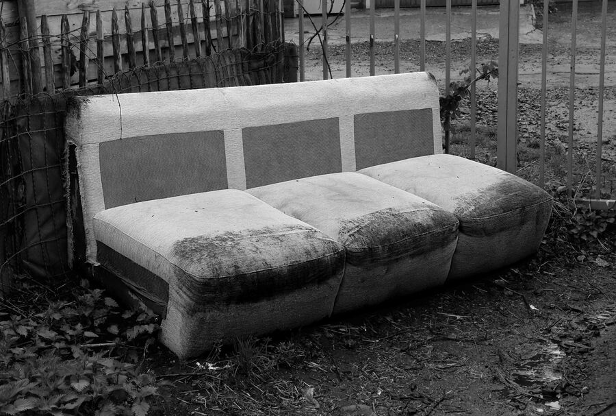 Sofá con el asiento hundido al final de su vida útil