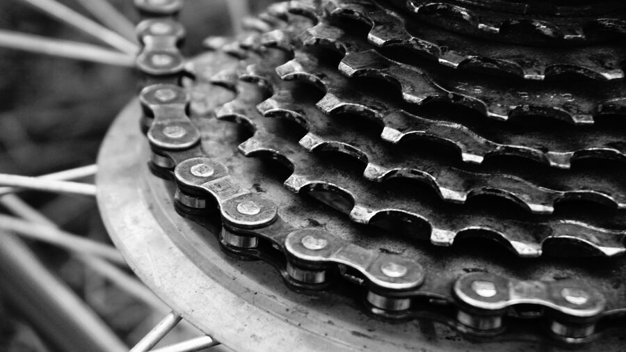 Cadena y piñones de una bicicleta vistos de cerca