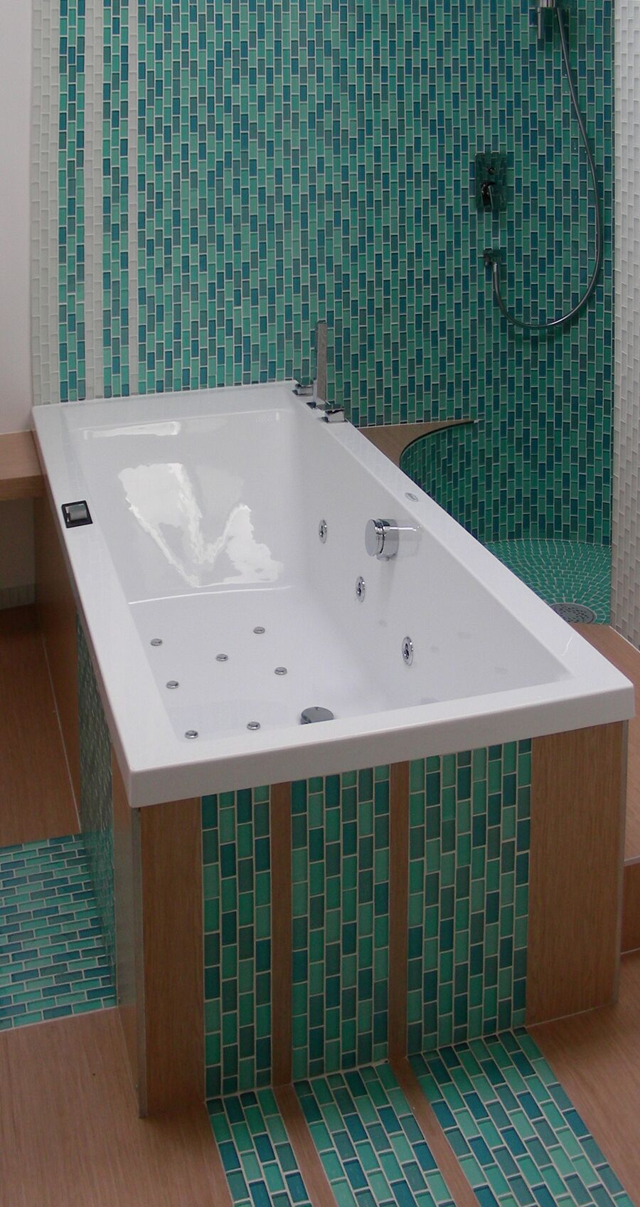 Baño con ducha y azulejos, con las juntas del recinto visibles