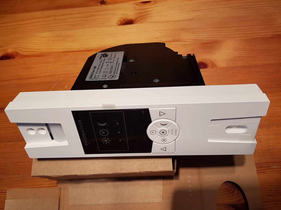 Enrollador eléctrico de cinta de persiana instalado en la pared