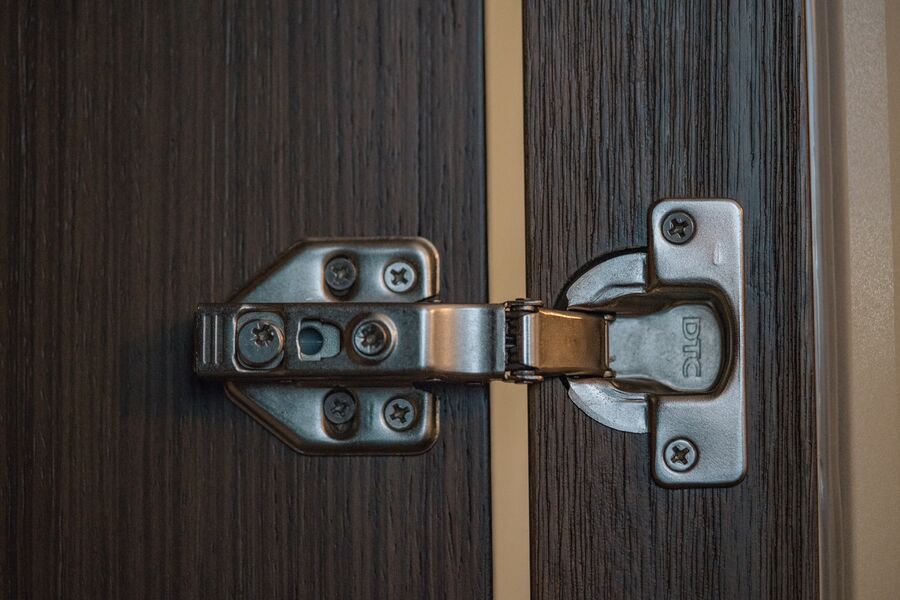 Bisagra metálica de una puerta vista de cerca