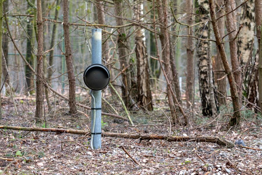 Detector de movimiento por infrarrojos montado en la esquina de una pared