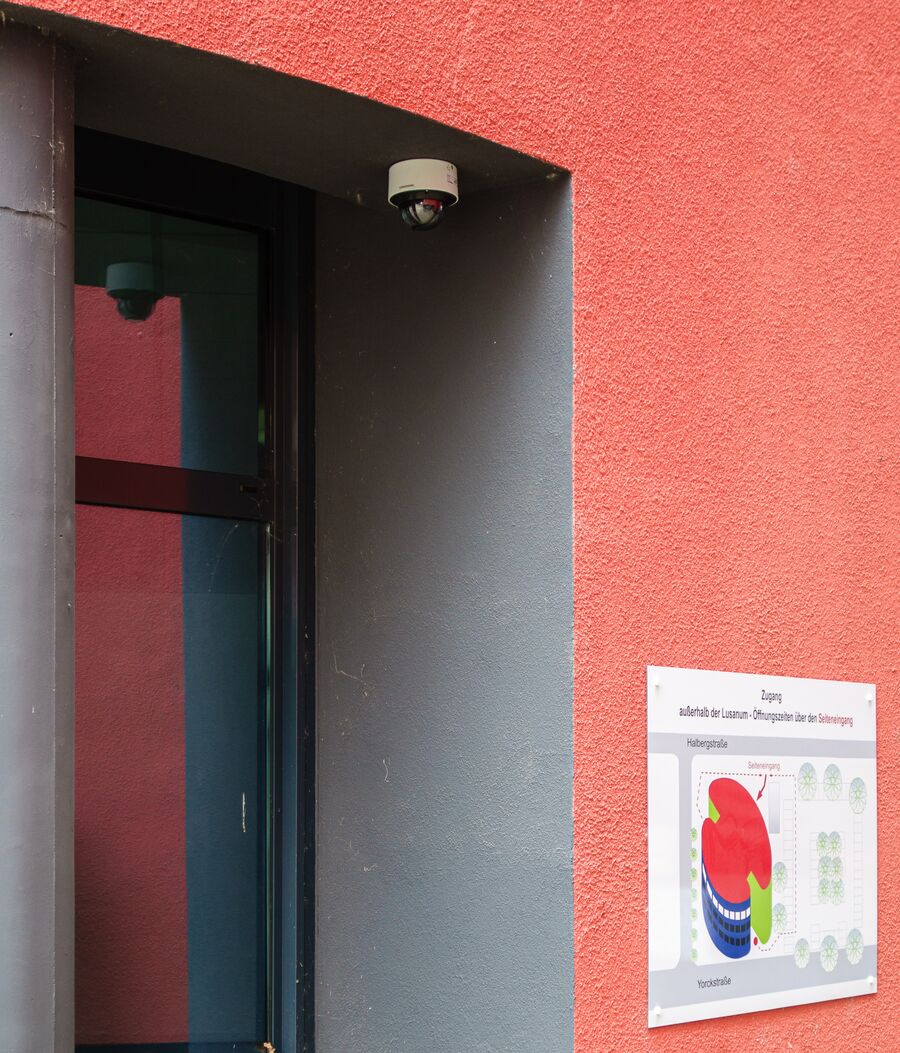 Dos cámaras de videovigilancia instaladas en el exterior de un edificio