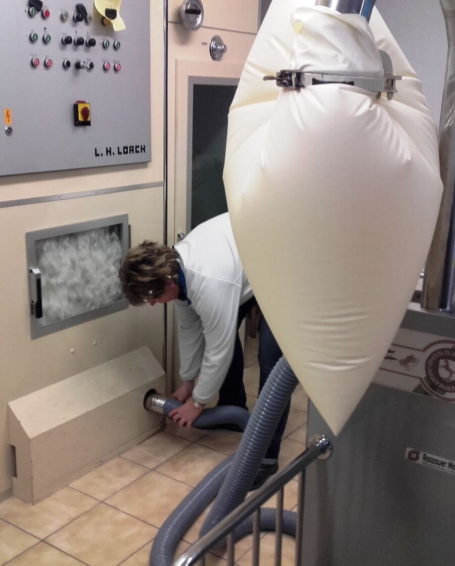 Máquina de llenado de almohadas con plumón en una fábrica