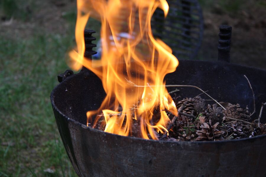 Parrilla de una barbacoa con llamas encendidas debajo