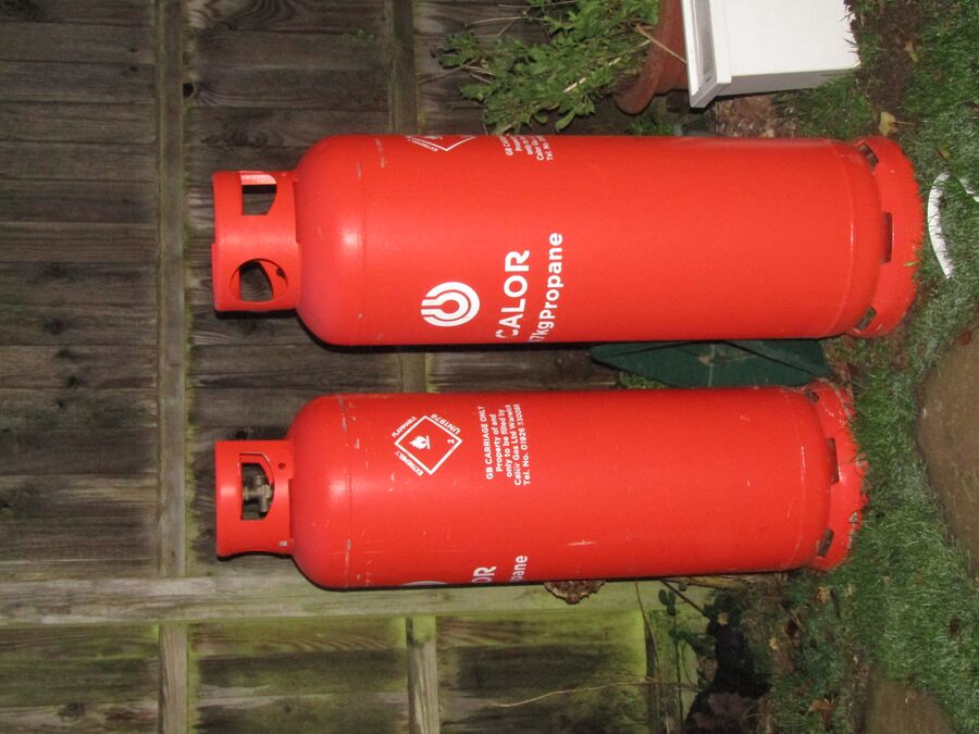 Botellas de gas propano colocadas en el exterior