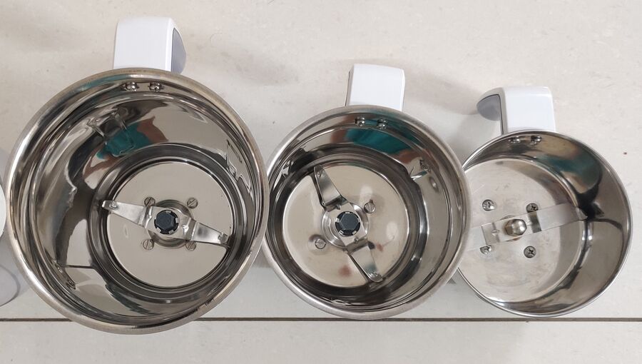 Conjunto de cuchillas de una batidora de vaso fuera del aparato