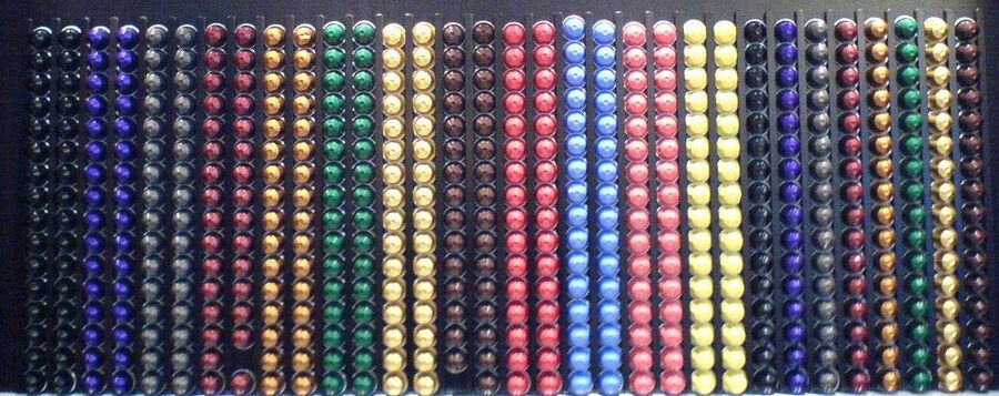 Cápsulas de café de colores alineadas