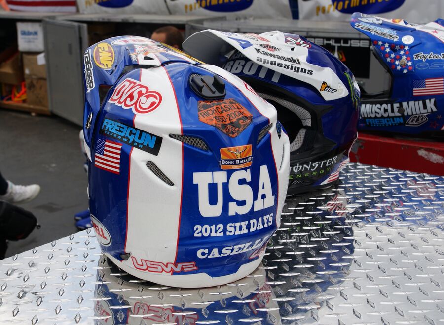 Casco de moto en uso durante una prueba deportiva