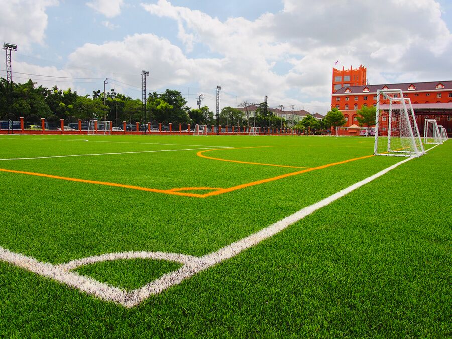 Campo de fútbol con superficie de césped artificial