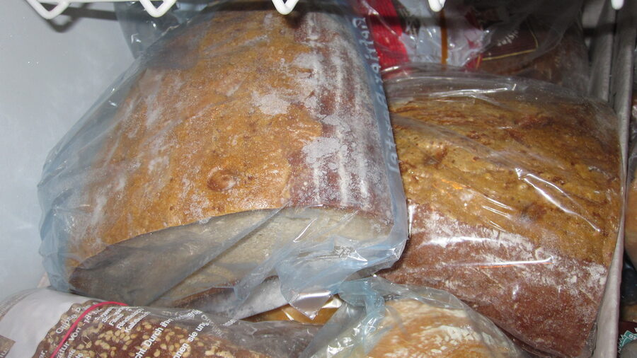 Bolsas de pan congelado apiladas dentro de un congelador doméstico