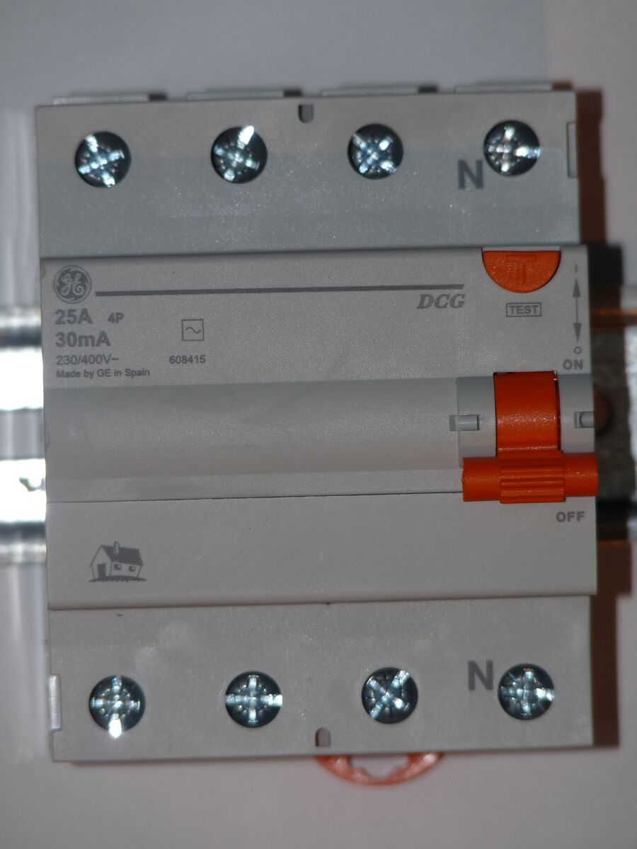 Interruptor diferencial de cuatro polos montado en un cuadro eléctrico