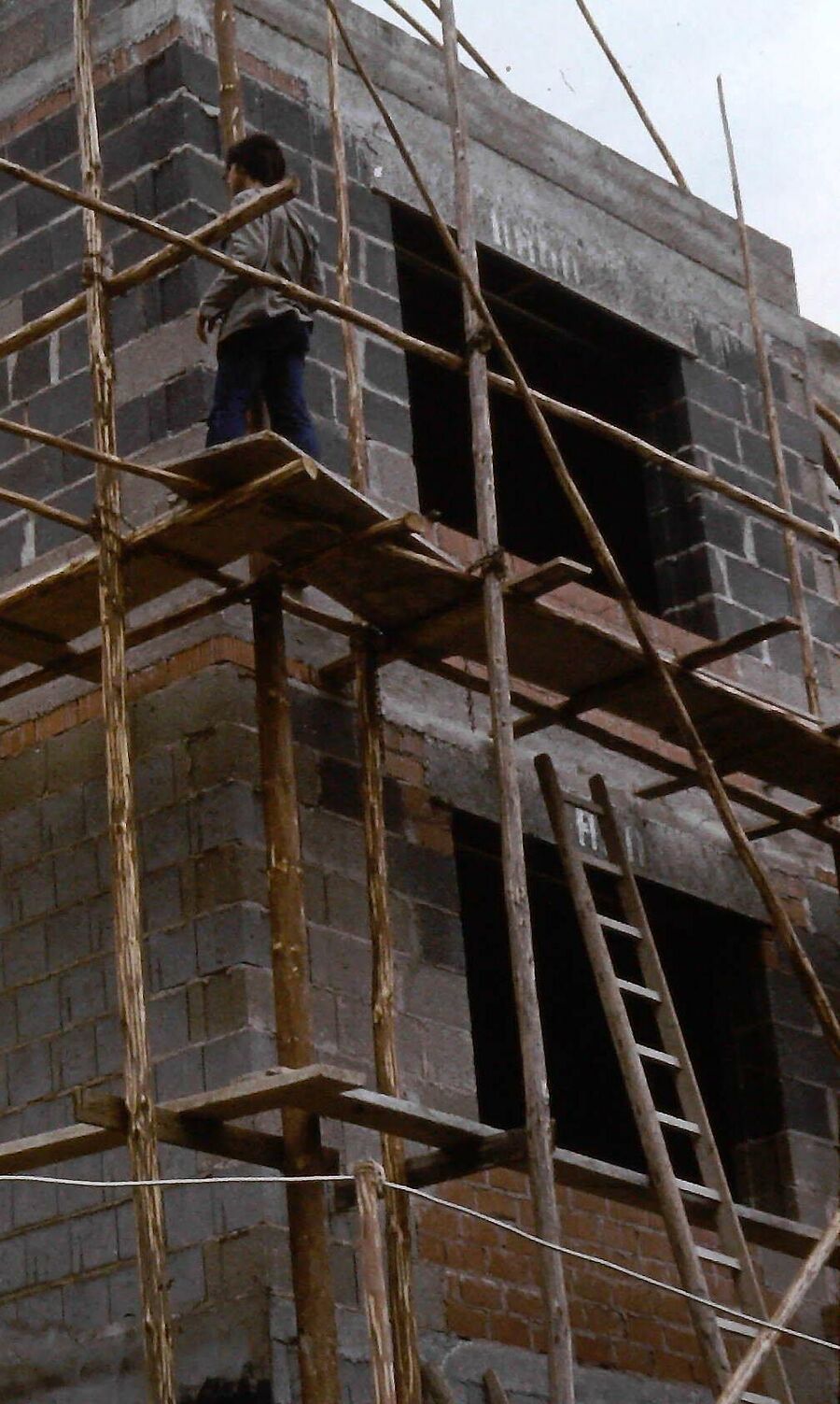 Escalera de madera apoyada en un andamio también de madera