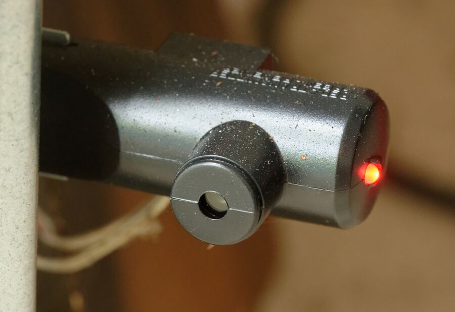 Célula fotoeléctrica de seguridad instalada a poca altura junto a una puerta de garaje