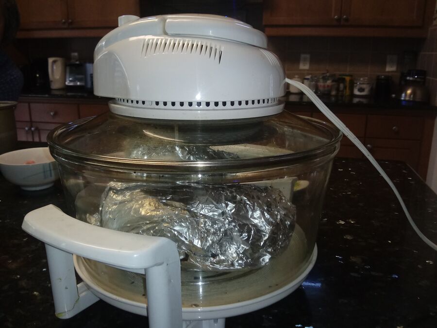 Interior de un horno de convección en funcionamiento con una bandeja dentro