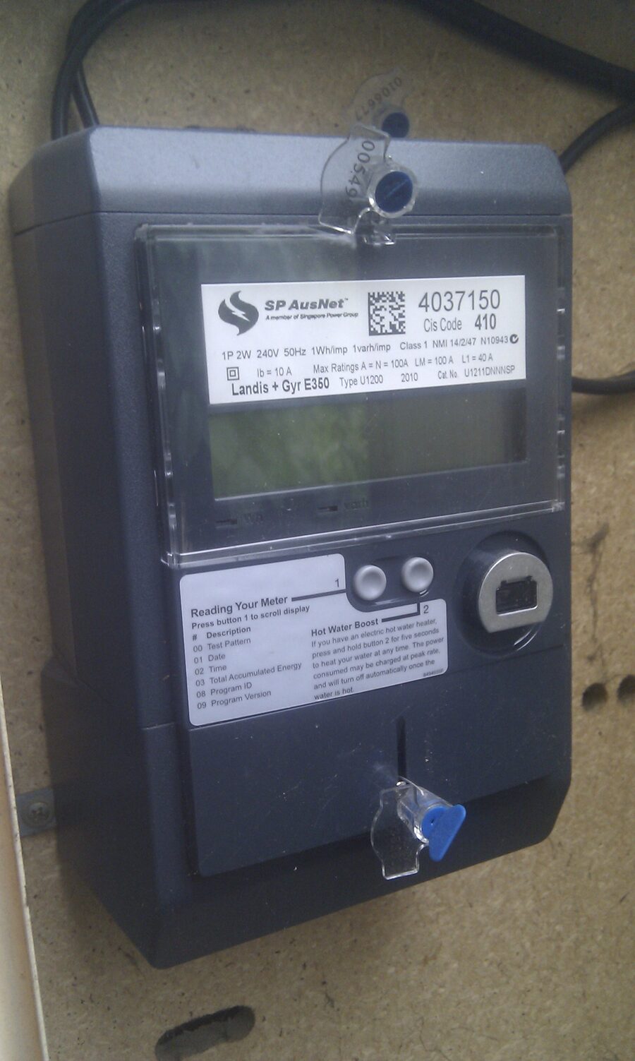 Contador eléctrico inteligente Landis+Gyr E350 instalado en una pared