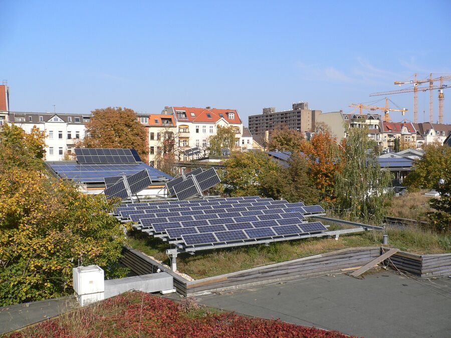 Conjunto de módulos fotovoltaicos instalados sobre la cubierta de un edificio