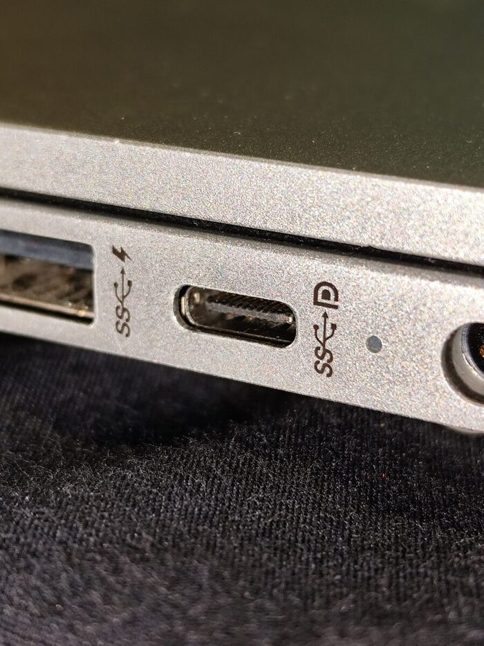Puerto USB-C de un portátil con el símbolo de carga junto al conector