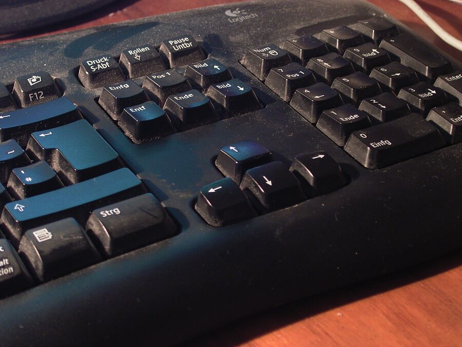 Capa de polvo doméstico acumulada entre las teclas de un teclado
