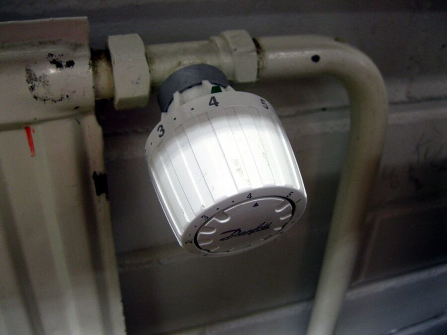 Cabeza termostática montada sobre la llave de entrada de un radiador