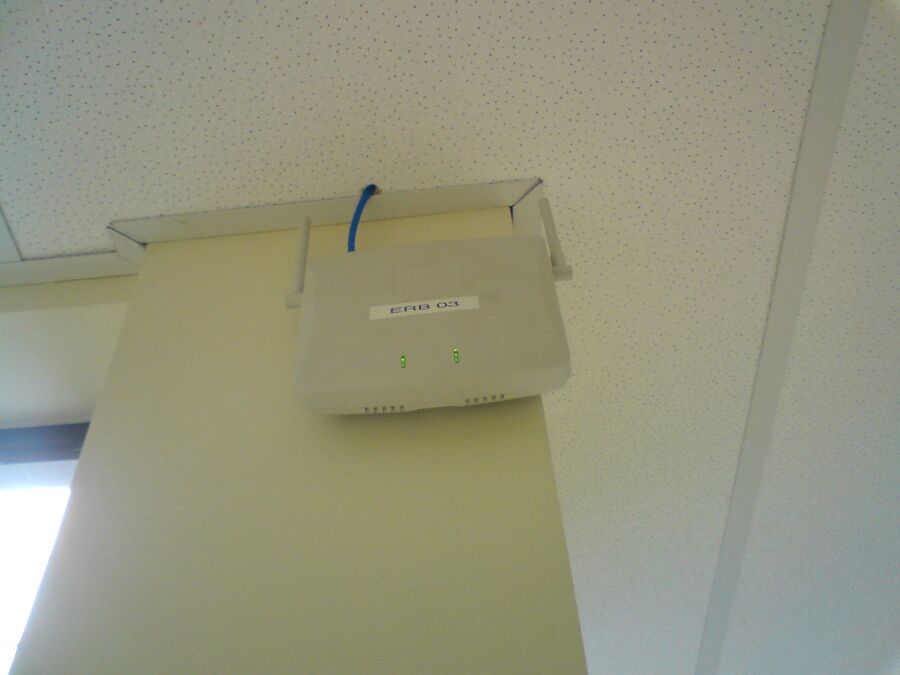Punto de acceso inalámbrico instalado en una pared