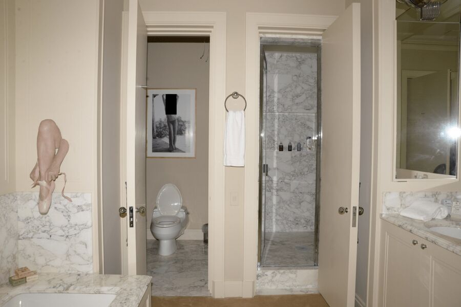 Cuarto de baño con mampara de ducha acristalada