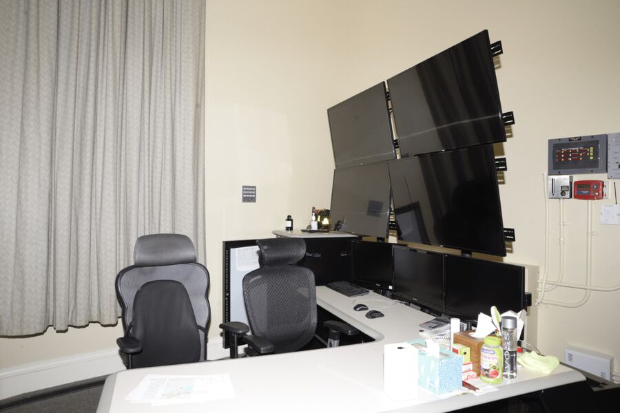 Puesto de trabajo con dos sillas ergonómicas frente a varias pantallas