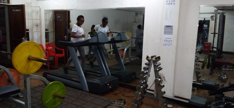 Persona corriendo sobre una cinta de correr en un gimnasio