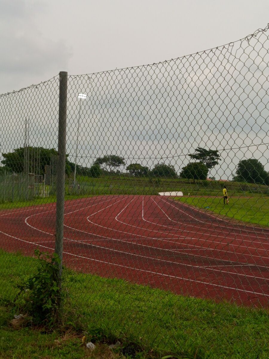 Curva de una pista de atletismo con sus calles marcadas