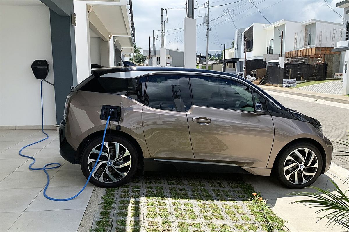 cargar un coche eléctrico en casa