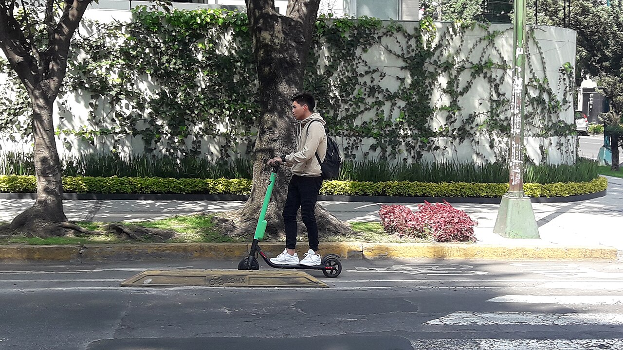 un patinete eléctrico