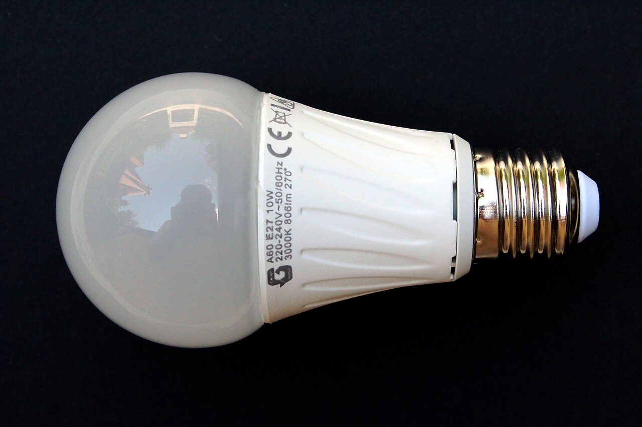 una bombilla LED