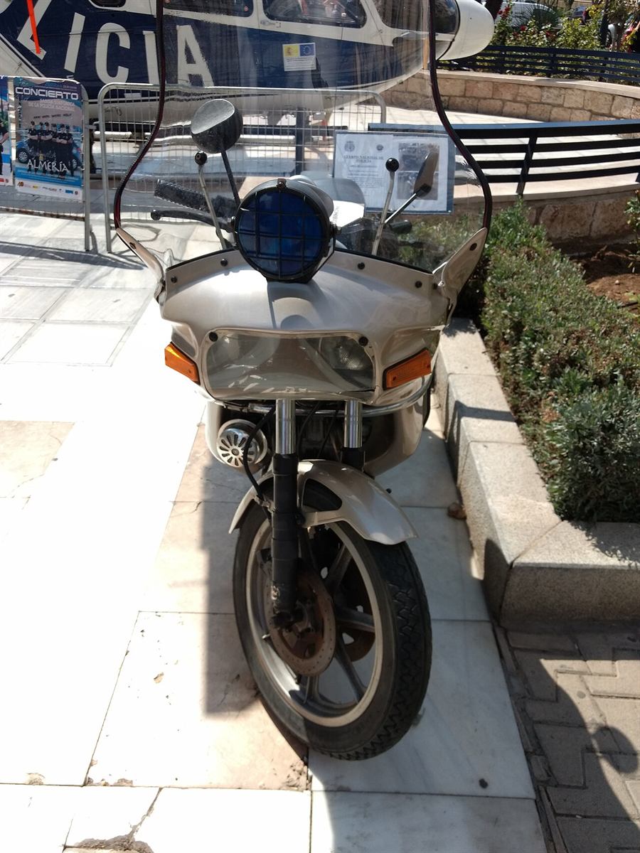 un policía nacional