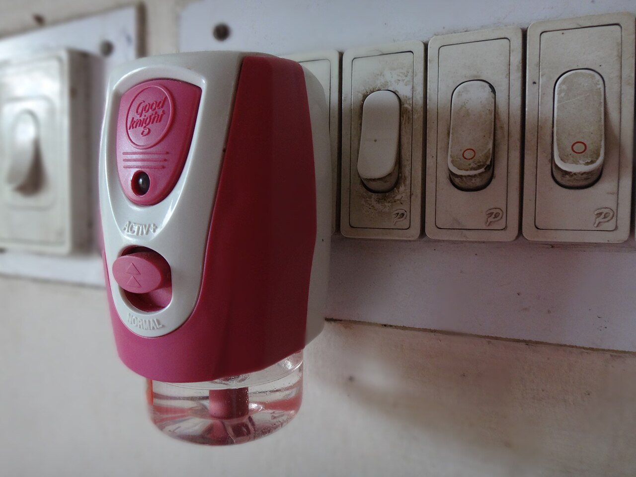 un antimosquitos eléctrico