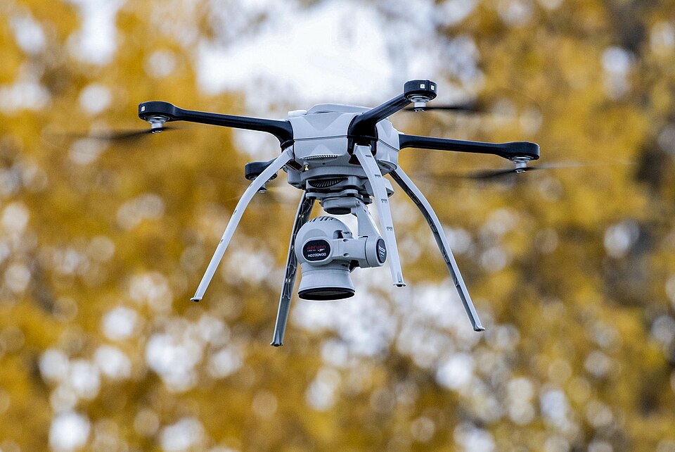 un piloto de drones