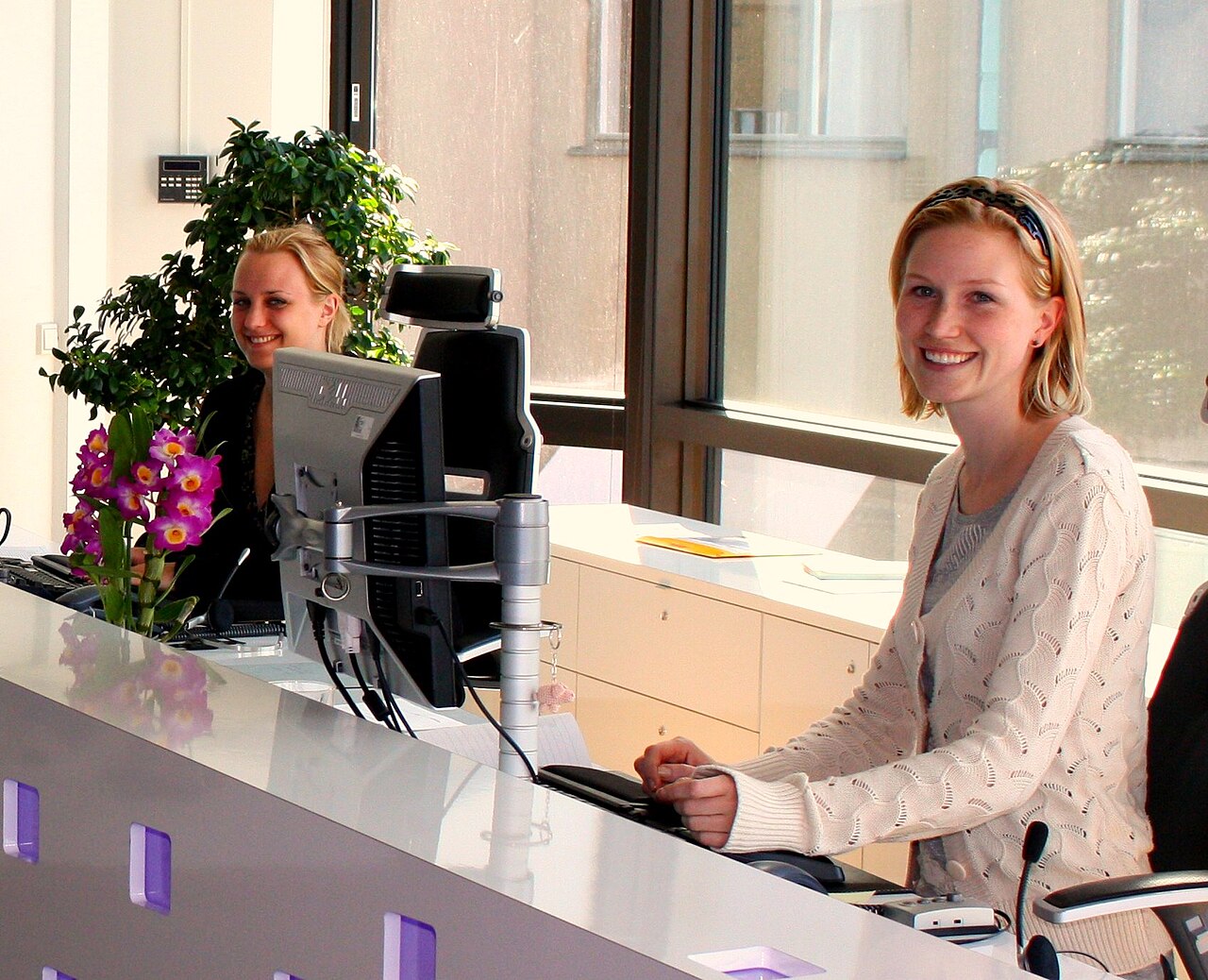 un recepcionista