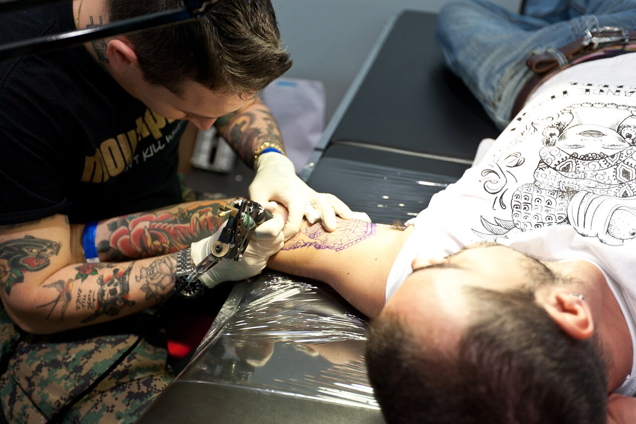 un tatuador