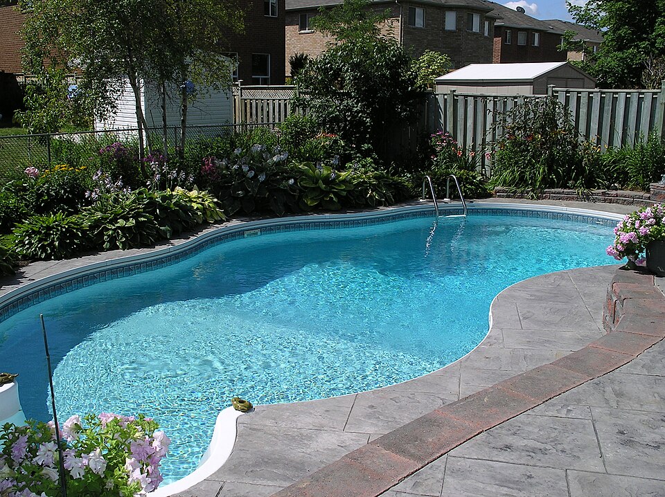 una piscina de fibra