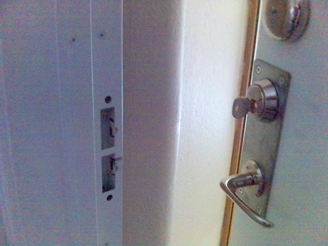 una puerta blindada