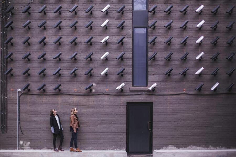 Cámara de videovigilancia instalada en la fachada de un edificio